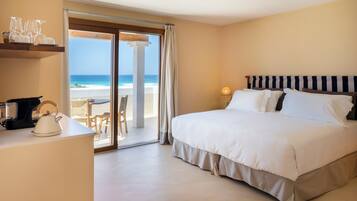 Panorama suite, uitzicht op zee | Luxe beddengoed, een minibar, een kluis op de kamer, een bureau