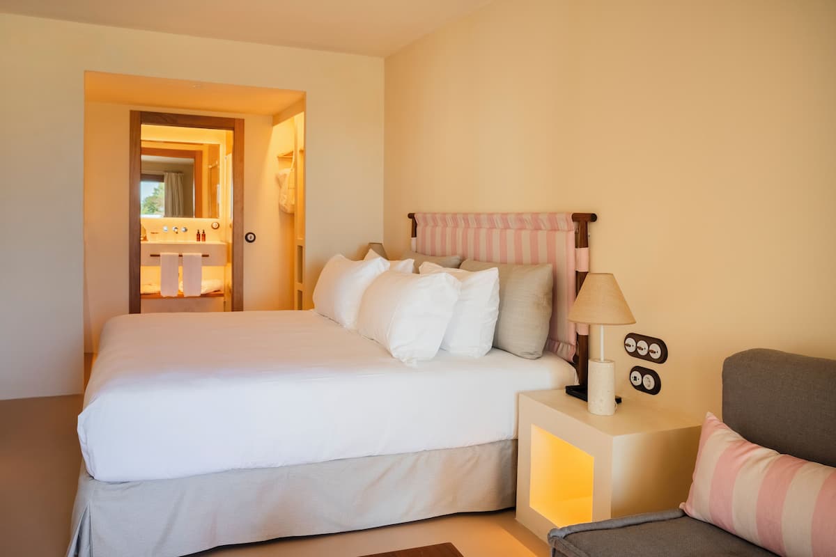 1 bedroom, premium bedding, minibar, in-room safe