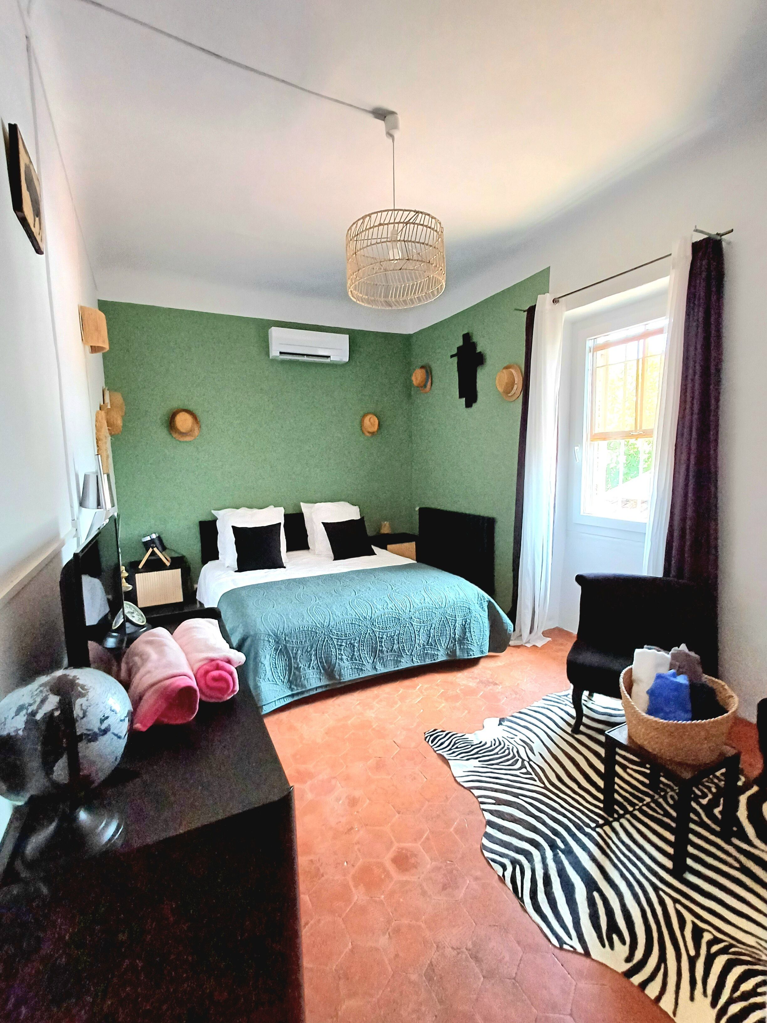 3 chambres, bureau, fer et planche à repasser, lit parapluie