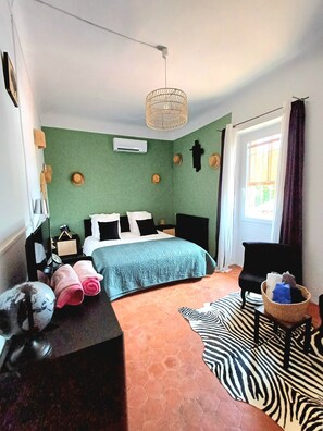 3 chambres, bureau, fer et planche à repasser, lit parapluie