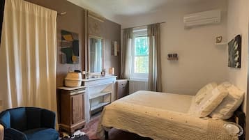 3 bedrooms, desk, iron/ironing board, travel crib