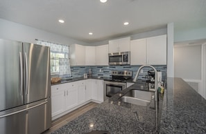 Frigorifero, microonde, forno, piano cottura