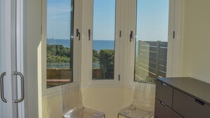 Ein Balkon mit freiem Blick auf das Meer und die grüne Landschaft.