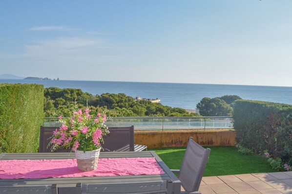 Outdoor dining - FIRST LINE APARTMENT SPECTACULAR SEA VIEWS. 5 PEOPLE.BEGUR (Begur)