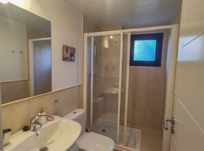 Shower, towels - FIRST LINE APARTMENT SPECTACULAR SEA VIEWS. 5 PEOPLE.BEGUR (Begur)