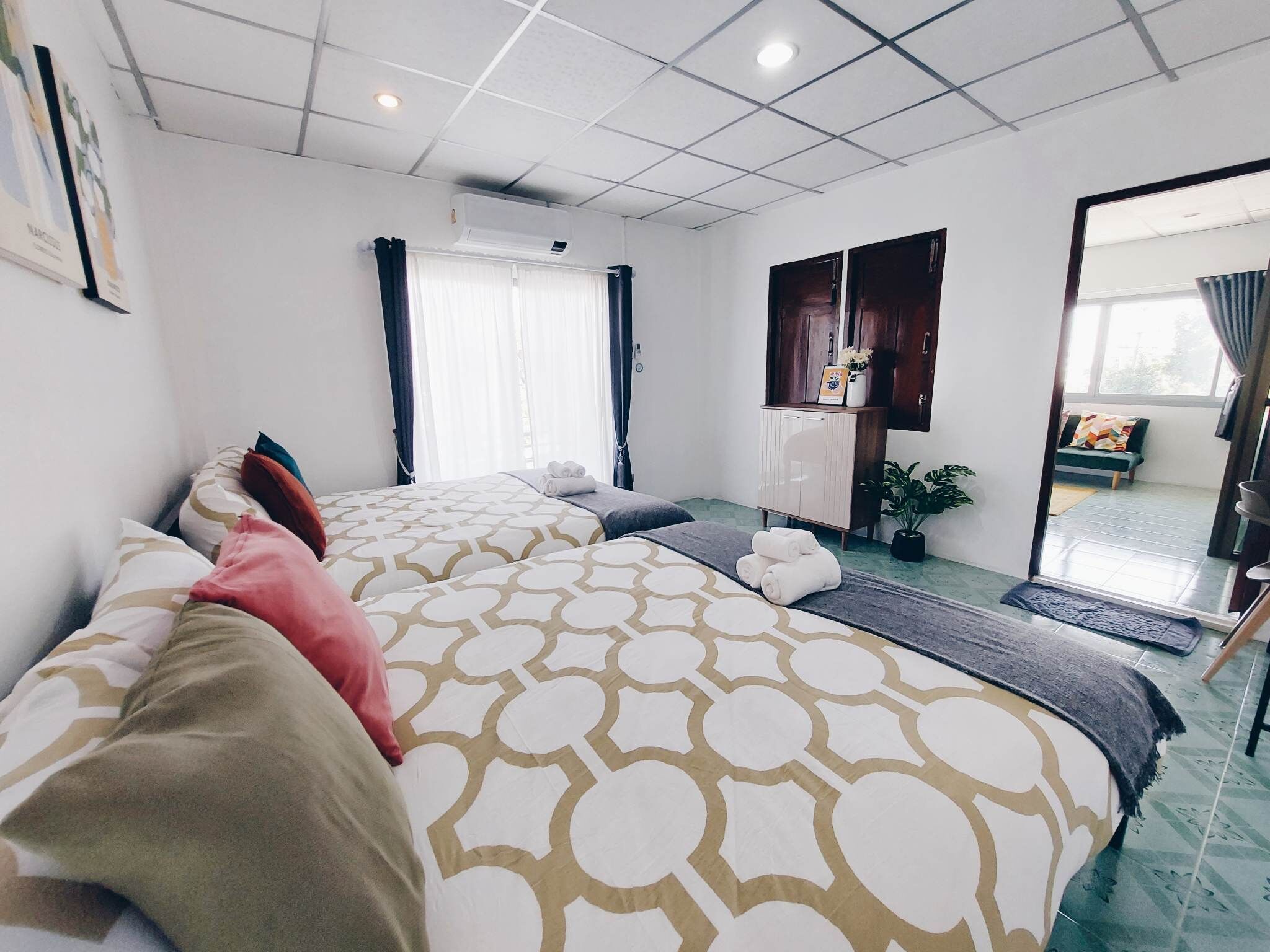 2 bedrooms, desk, WiFi, bed sheets