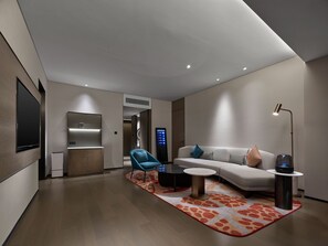 Panorama suite | Donsdekens, een minibar, een kluis op de kamer, een bureau