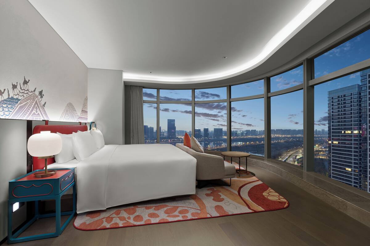 Suite – panorama | Dundyner, minibar, safe på rommet og skrivebord