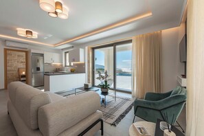 Vila premium, 4 quartos, piscina particular, vista para o mar | Área de estar | Smart TV 55 polegadas com canais via satélite, console de videogame