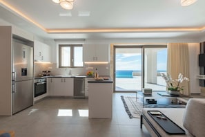 Villa Prestige, 4 chambres, piscine privée, vue sur la mer | Cuisine privée | Réfrigérateur grande capacité avec congélateur, four à micro-ondes
