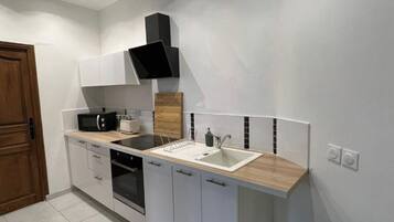 Een koelkast, een microgolfoven, een oven, een kookplaat