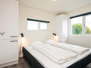 A bedroom with a bed, bedside lamps, a window, and a wardrobe. - 9 Person Holiday Home in Haderslev (Haderslev)