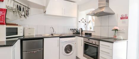 コテージ | 専用キッチン | 冷蔵庫、電気ポット、調理器具と食器