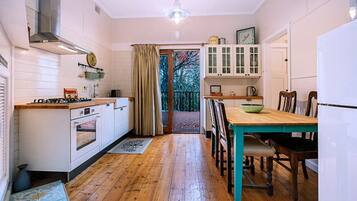 Een koelkast, een magnetron, een oven, een kookplaat