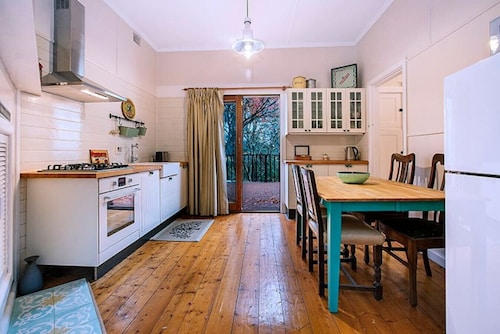 Allambee Cottage - pet friendly, close to town & the station