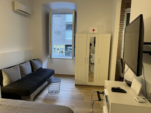 Comfort-studiosviitti | Oleskelualue | 110–senttinen äly-TV, jossa digitaalikanavat