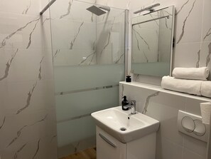 Suite estudio Confort | Baño | Regadera, regadera tipo lluvia, amenidades de baño gratuitas 