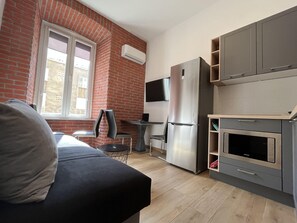 标准公寓 | 起居区 | 110-厘米智能电视 （配备数码频道）、电视