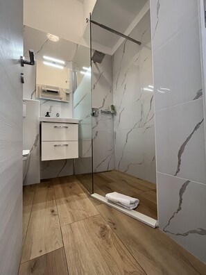 Standard Apartment | Bathroom