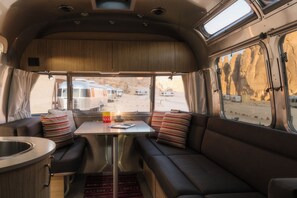 Rom, 1 queensize-seng (Valley Caravan) | Oppholdsområde