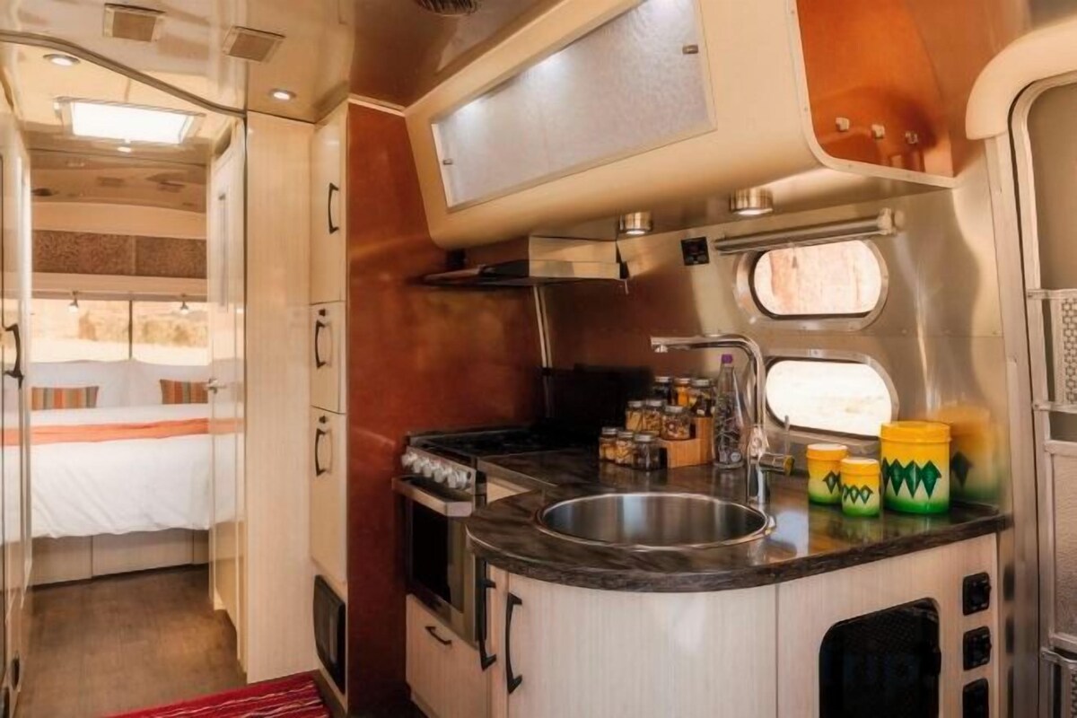 Private kitchen | Dining tables
