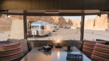 Room, 2 Twin Beds (Valley Caravan) | Living area