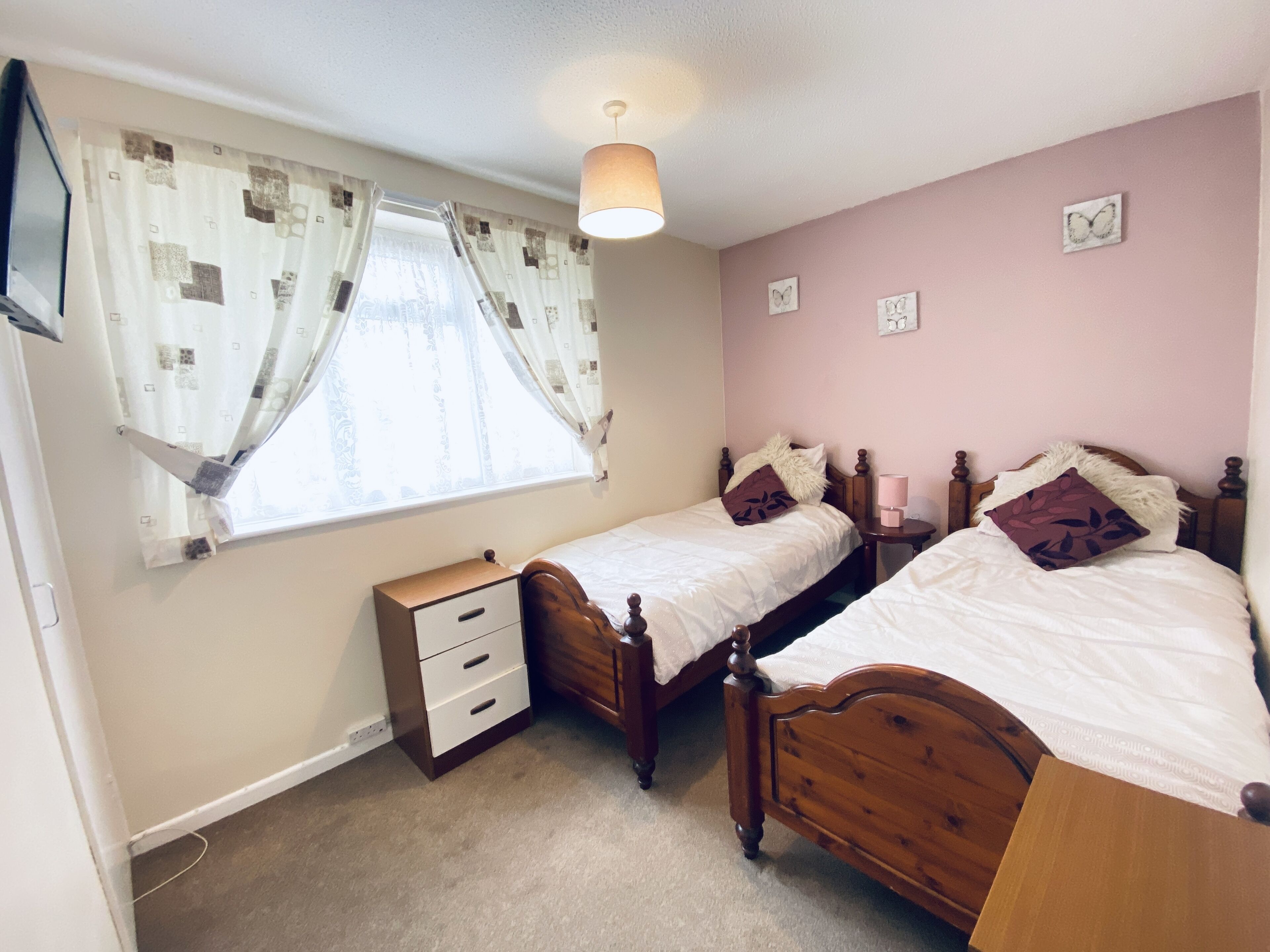 2 slaapkamers, een bureau, een strijkplank/strijkijzer