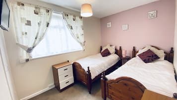 2 slaapkamers, een bureau, een strijkplank/strijkijzer