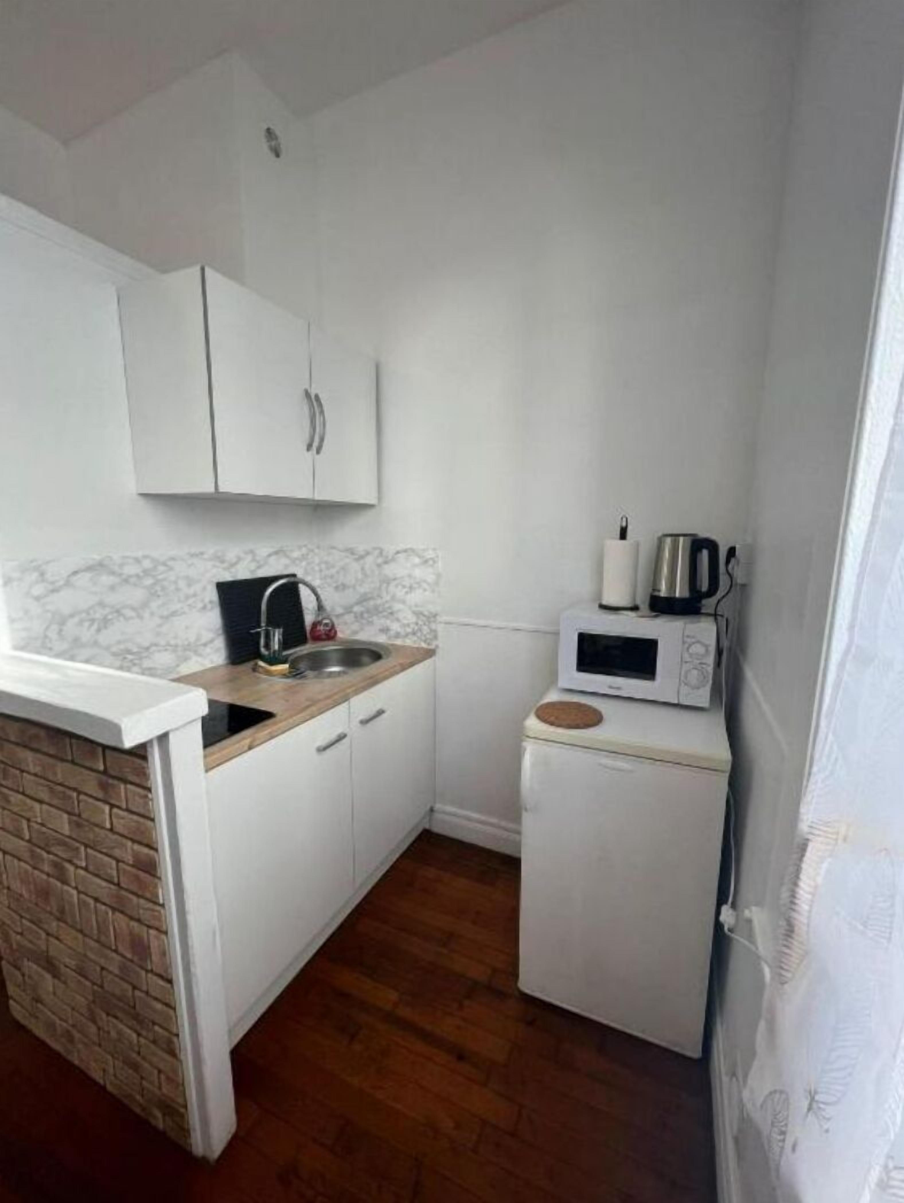 Kylskåp, mikrovågsugn, spishäll och kaffe- och tebryggare