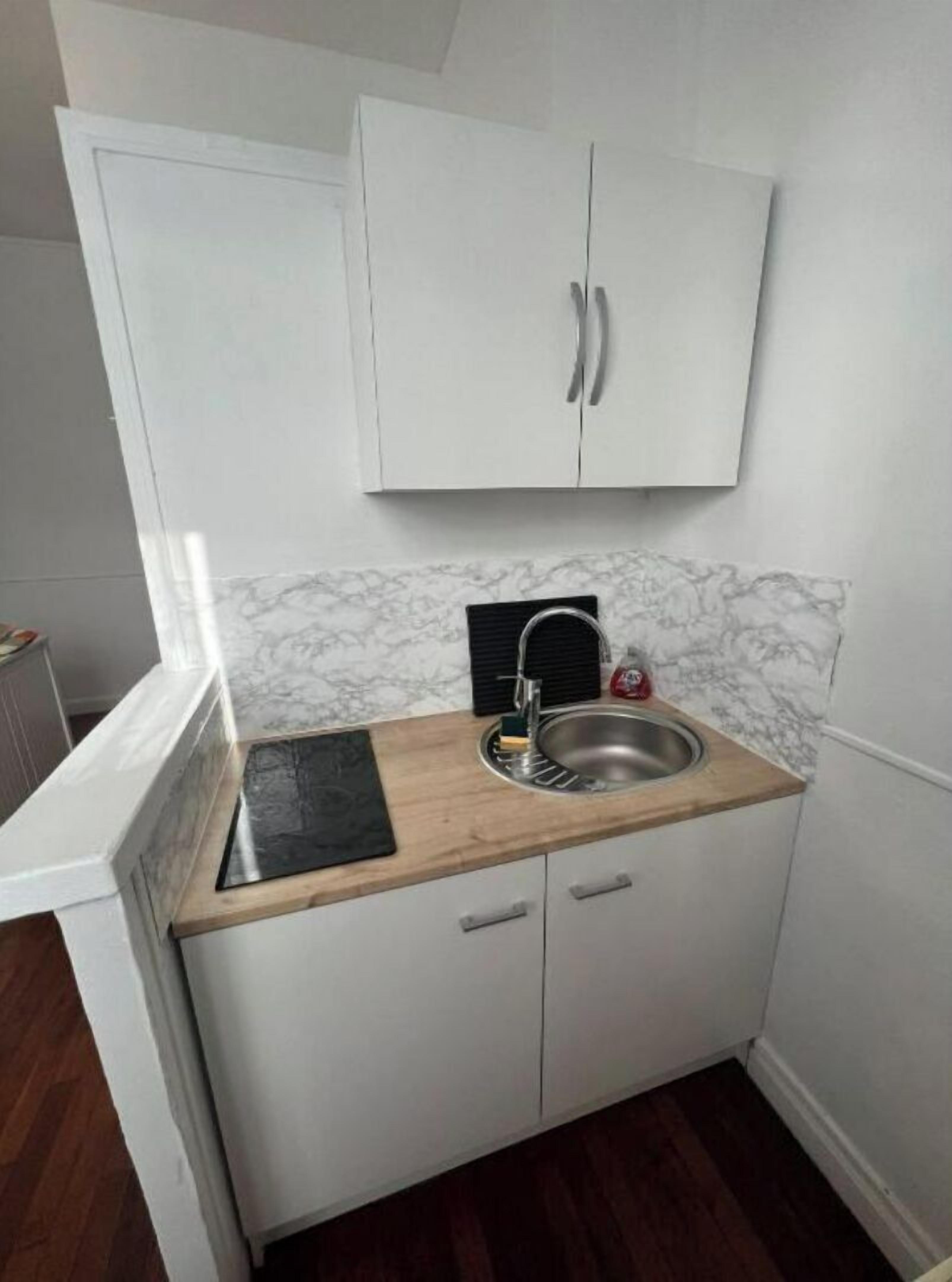 Frigorífic, microones, placa de cuina i cafetera i tetera 