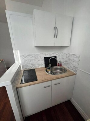 Réfrigérateur, micro-ondes, plaque de cuisson, cafetière/bouilloire