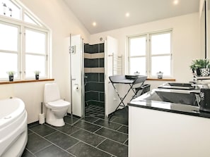 House | Bathroom - 8 Person Holiday Home in Hals (Hals)