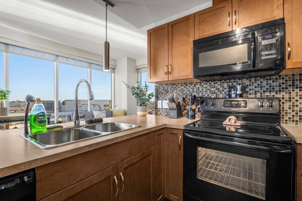 Kühlschrank, Mikrowelle, Ofen, Herdplatte