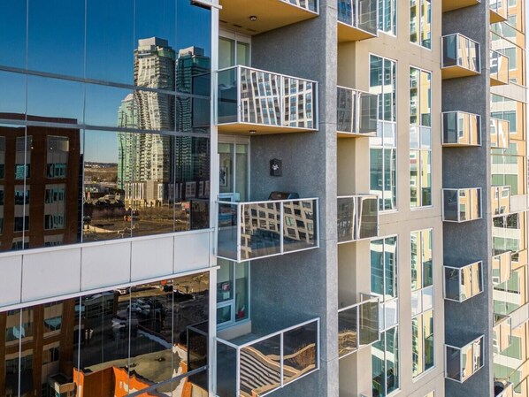 Exterior - Heart of Downtown | 2Bed 2Bath | Free Parking | AC (Calgary)