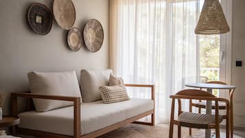 Deluxe Studio | Minibar, in-room safe, blackout drapes, soundproofing