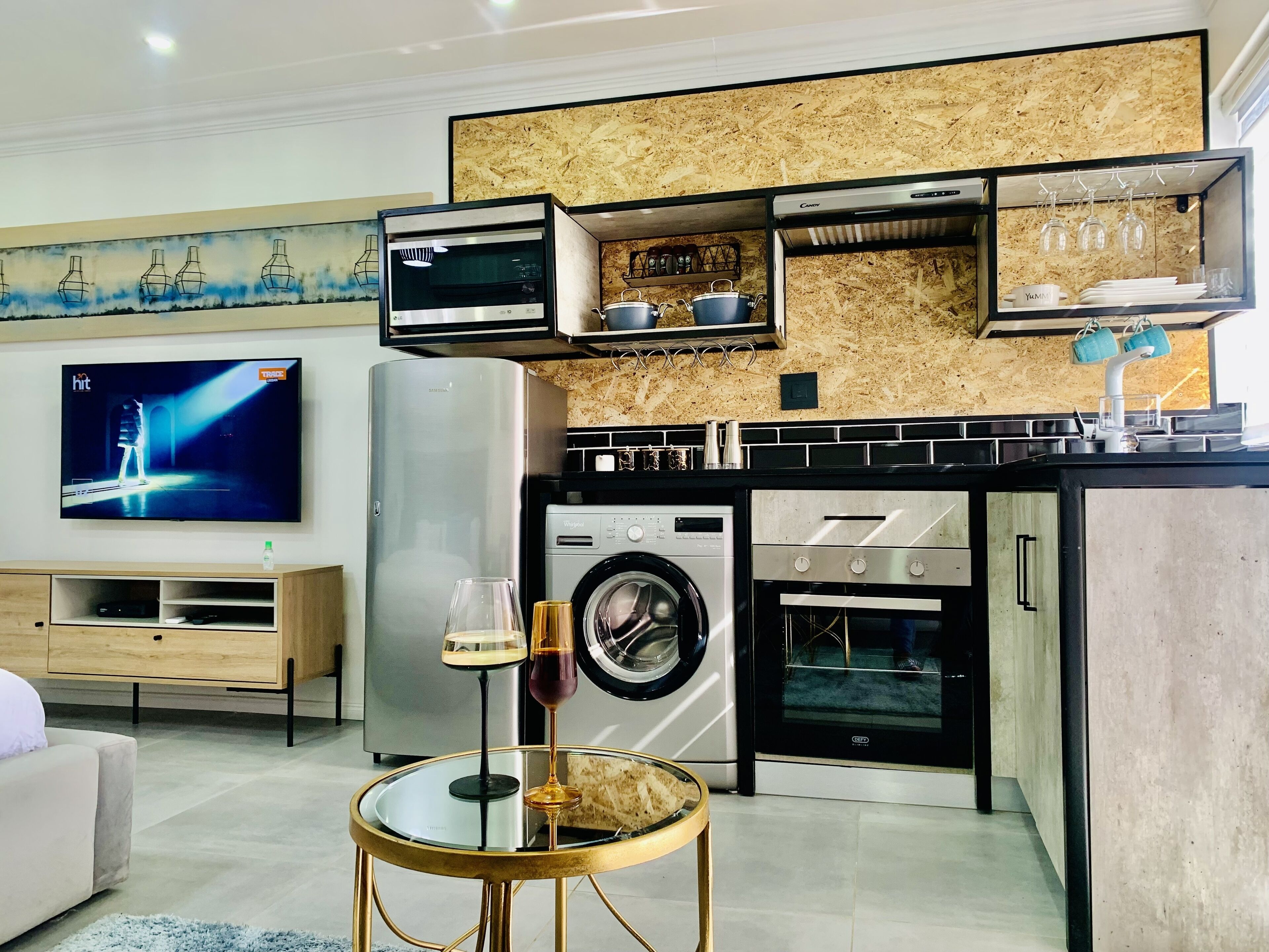 Studio Suite | Private kitchen | Full-size fridge, microwave, oven, stovetop