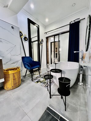 Presidential Apartment | Bathroom | Separate tub and shower, hydromassage showerhead, free toiletries - 24 On Basil Boutique Luxury Hotel (Randburg)
