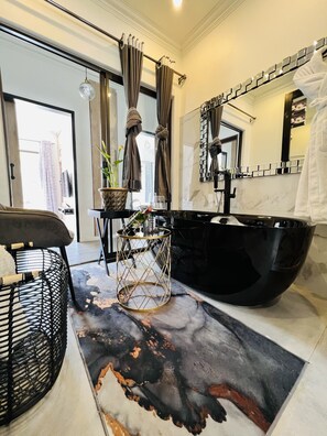 Exclusive Apartment | Bathroom | Separate tub and shower, hydromassage showerhead, free toiletries - 24 On Basil Boutique Luxury Hotel (Randburg)