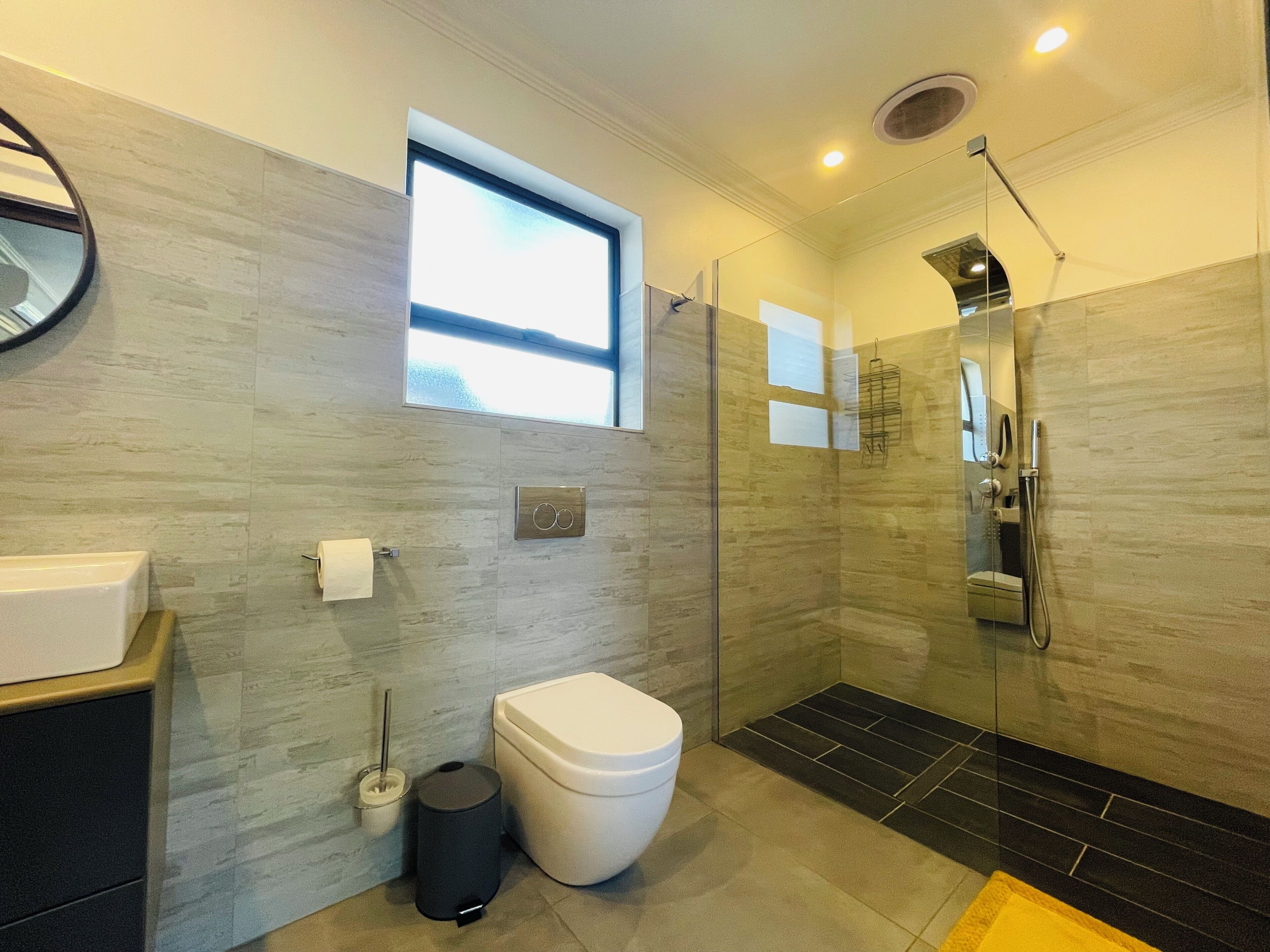 Un baño moderno con inodoro, bidé y ducha.