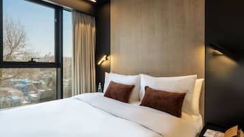 Suite, 1 slaapkamer | 1 slaapkamer, een kluis op de kamer, een bureau, geluiddichte muren