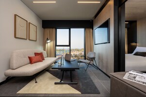 1 habitación, caja de seguridad en la habitación y escritorio 