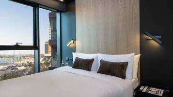 1 bilik tidur, peti besi dalam bilik, meja, kalis bunyi