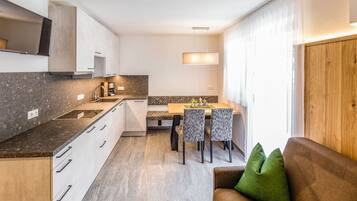 Réfrigérateur, micro-ondes, plaque de cuisson, lave-vaisselle