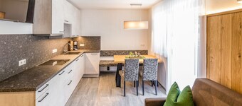 'Zum Sonnentor - Apartment Larix 2' with Mountain View, Balcony & Wi-Fi