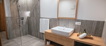 'Zum Sonnentor - Apartment Larix 2' with Mountain View, Balcony & Wi-Fi
