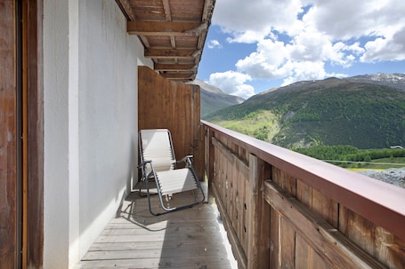 Property grounds. Studio Apartment "Trela" near Slopes with Balcony & Wi-Fi