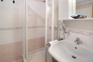 Shower, hair dryer, towels - Studio Apartment "Trela" near Slopes with Balcony & Wi-Fi (Livigno)