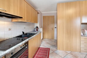 冰箱、微波炉、烤箱、炉灶