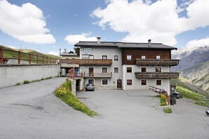 Exterior - Studio Apartment "Trela" near Slopes with Balcony & Wi-Fi (Livigno)