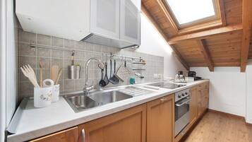 Kjøleskap, mikrobølgeovn, ovn og kokeplater